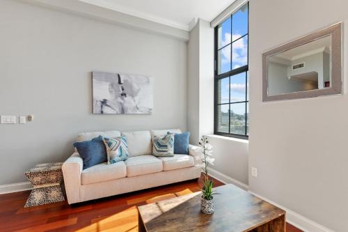 Sleek 1br W Rooftop Amenities