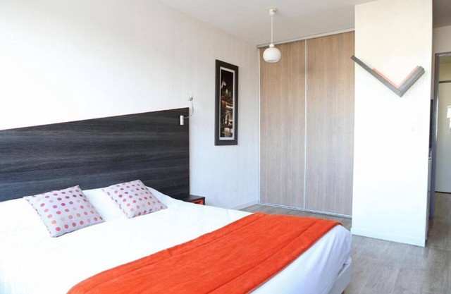 Sleek City Flat with Elevator Access Near Orly Airport - Kitchenette