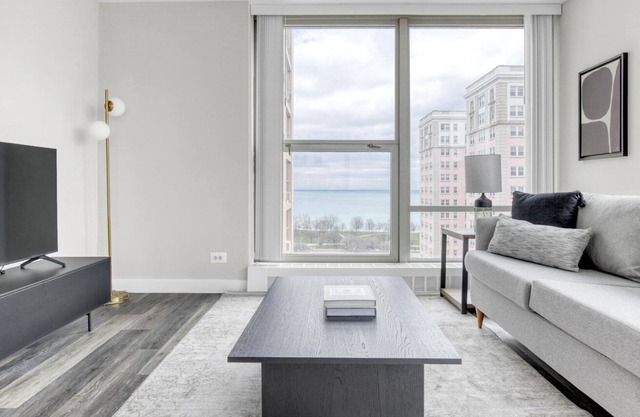 Sleek Edgewater 1BR w/ Gym, Deck & Lounge, 5 blocks to L, by Blueground