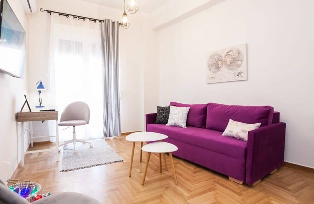 Sleek & Modern Apartment Near Metaxourgeio