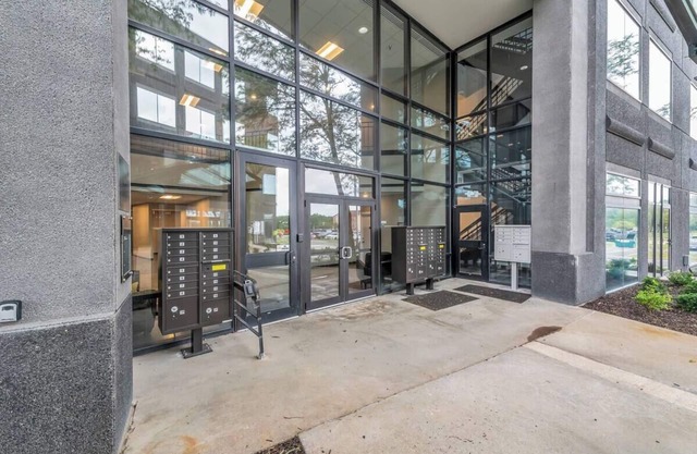 Sleek, modern loft minutes from Airport, FAST WiFi