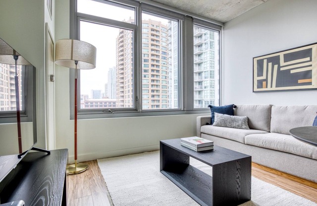 Sleek West Loop Studio w/Deck, Pool & Gym, 3 blocks to L, by Blueground
