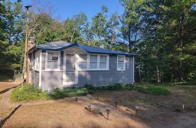 Sleep 6, Lakeview Cottage with private beach, boat dock & spectacular views.