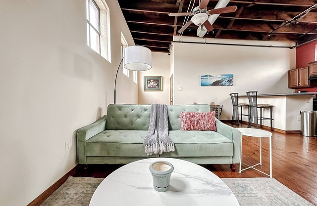 Sleepover Central 2BD/1BA + Parking - Downtown Springfield
