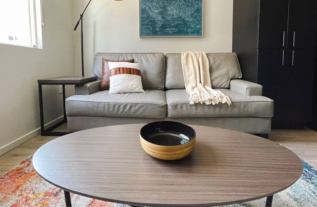 Sleepover: Comfortable 1BD/1BA + Gym - Downtown Omaha