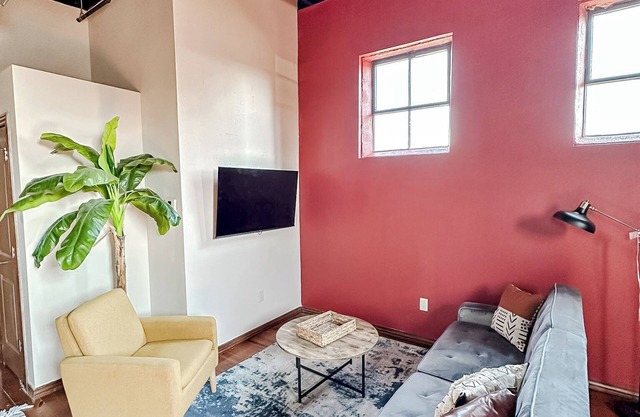 Sleepover Extraordinary 2BD/1BA + Parking - Downtown Springfield