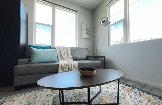 Sleepover: Extraordinary 1BD/1BA + Gym - Downtown Omaha