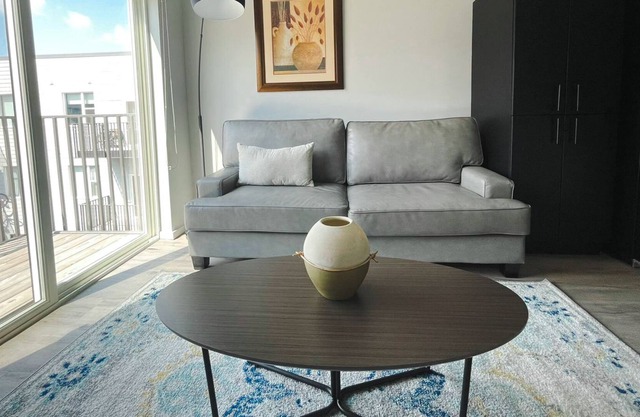 Sleepover: Prime 1BD/1BA + Balcony- Downtown Omaha