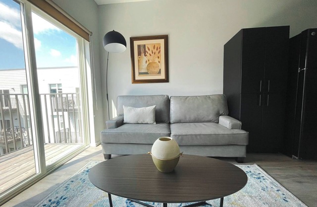 Sleepover: Prime 1BD/1BA + Gym - Downtown Omahan