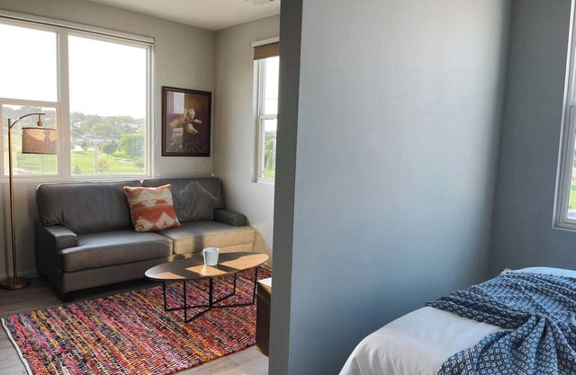Sleepover: Relaxing 1BD/1BA + Gym - Downtown Omahan