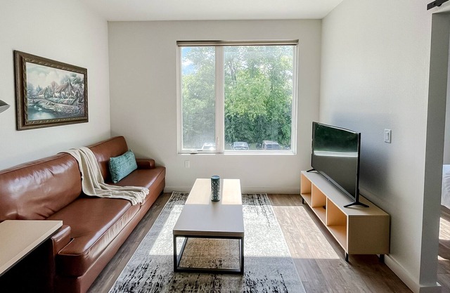 Sleepover: Sleek 1BD/1BA - Bowling Green