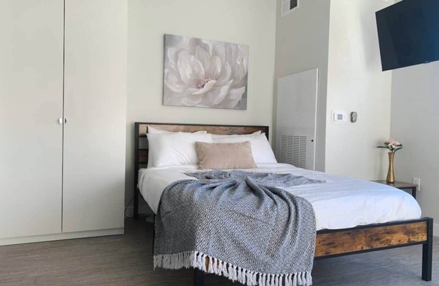 Sleepover: Tasteful Studio and Gym - Des Moinesn