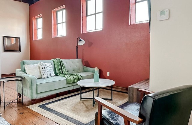 Sleepover: Upscale 2BD/1BA Condo Downtown Springfield