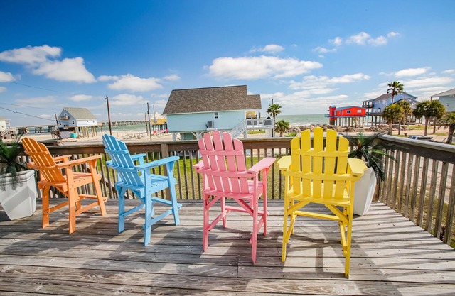 Sleeps 10- Beach House Steps to the Beach! 6 seat golf cart available!