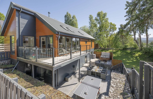 Sleeps 10 in 1 superking, 1 king and 3 full size bunk beds (6 single beds)