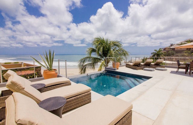 Sleeps 10 OceanFront Surfing Bocana Beach Villa NenaRubio pool.NEW STARLINK WiFi