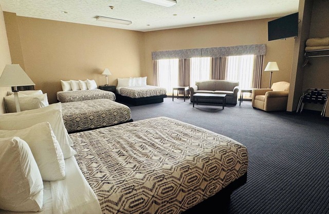Sleeps 10: One Block to Downtown Hotel Suite