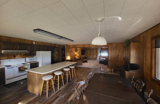 Sleeps 14+ spacious home overlooking Heise.