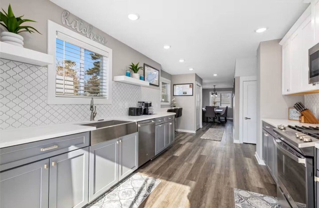 Sleeps 15! - EV Charger - 75" TV - Soaker Tub - 1 Block to Downtown Crosby!