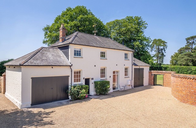 Sleeps 4 guests in 1 Double and 1 Twin bedroom