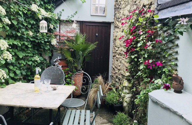 Sleeps 5. A modernised 17C cottage in the centre of the historic town of Woodsto