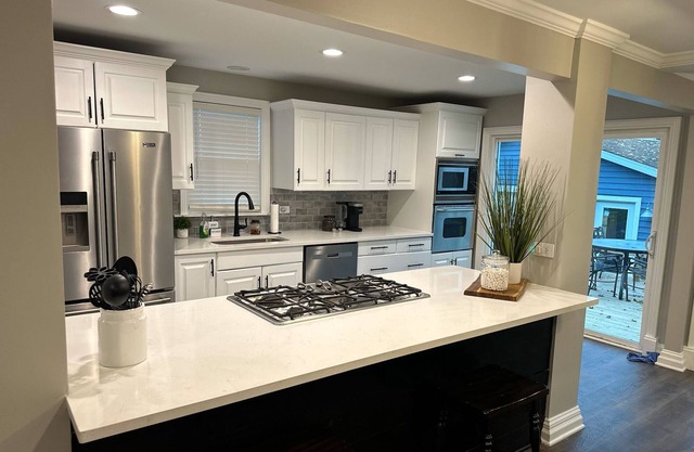 Sleeps 5, Riverview, Game room, W/D, 12 mi to Naperville, Backyard, Parking,King
