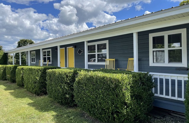 Sleeps 5 (unit 4A), pool, next to Big M Marina, 15 min to Roaring River