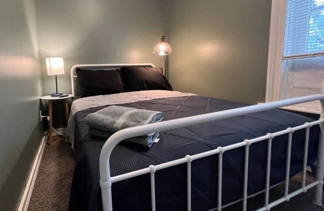 Sleeps 6! Cozy 2BR w/4 Beds at New Castle + WIFI!