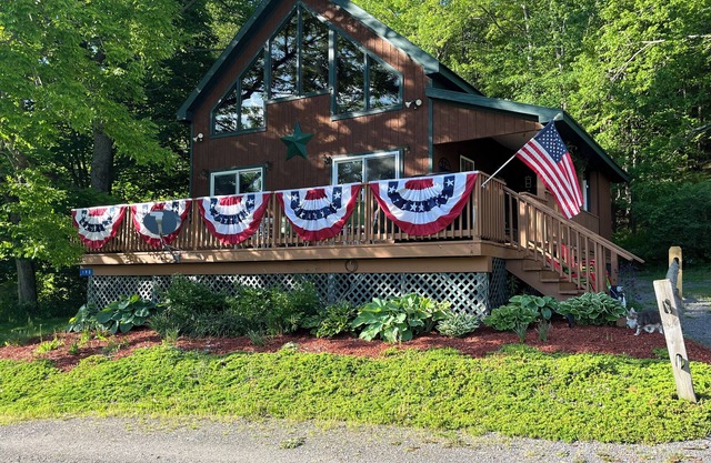 Sleeps 7-10, Hot tub, High Speed Internet, Team Parties Welcome!