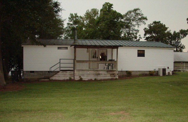 Sleeps 8, 3 bed 2 full bath with queen sleeper sofa.