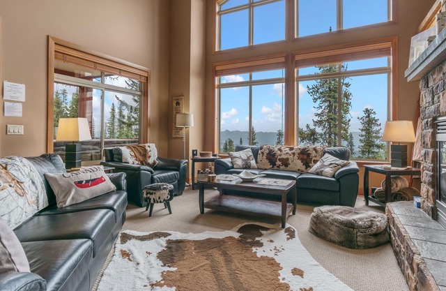 Sleeps 8 - Skin In /Out 3 Bedroom 3 Bath + Den + Loft + Hot Tub and 3 Parking