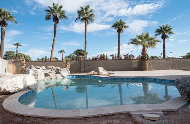 Sleeps 8 with a pool and a large backyard, very CLEAN