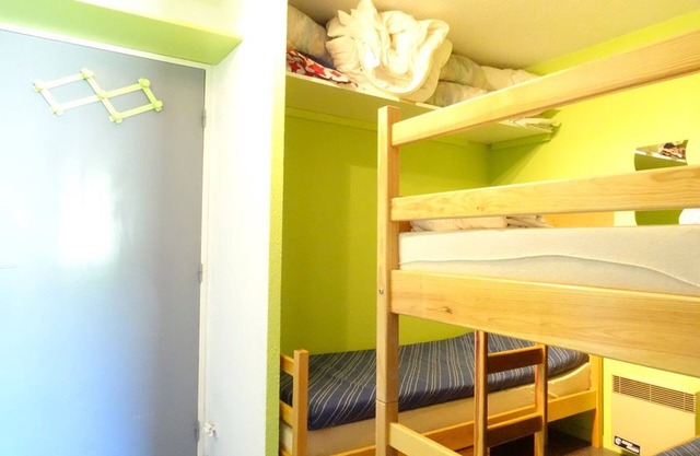 Slope-side studio for 5 with balcony and ski locker