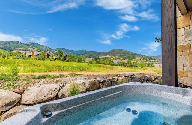 Slope Sight by AvantStay | A+ Location w/Hot Tub