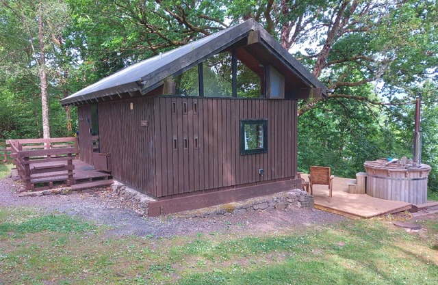 SLOY CABIN is a charming log Cabin in a stunning loch side location.