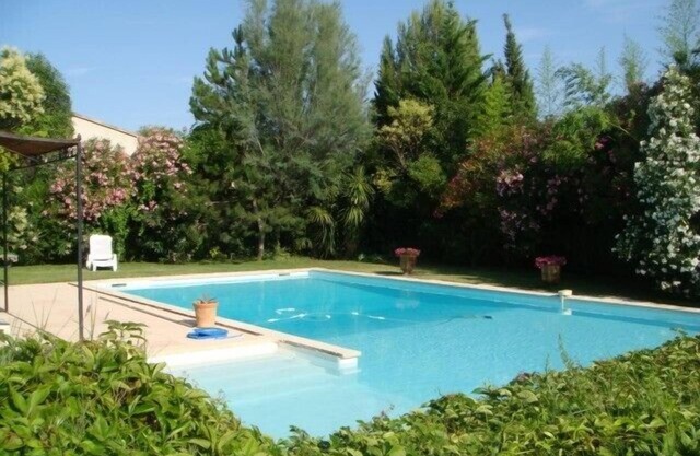 Small house by a private pool in a pleasant setting