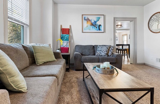 Small Town Retreat- 3br Bright & Stylish Home