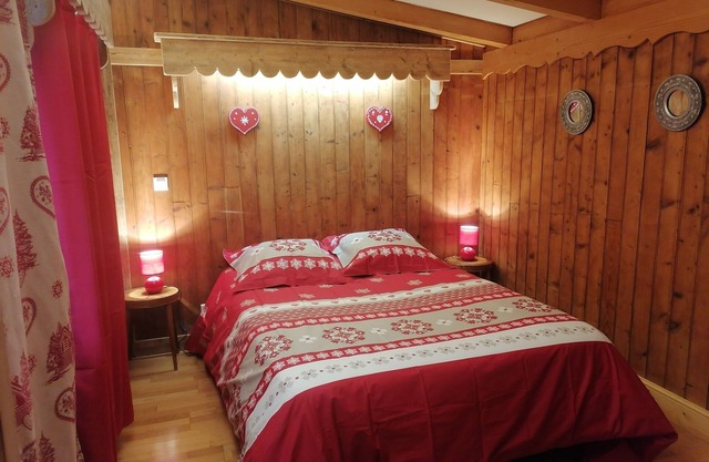 Small typical house 5 min from Morzine 2 bedrooms 1 double bed and 2 single beds/4 pers.