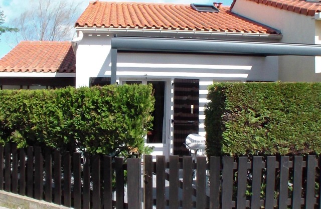 Small villa with shaded terrace in a quiet location