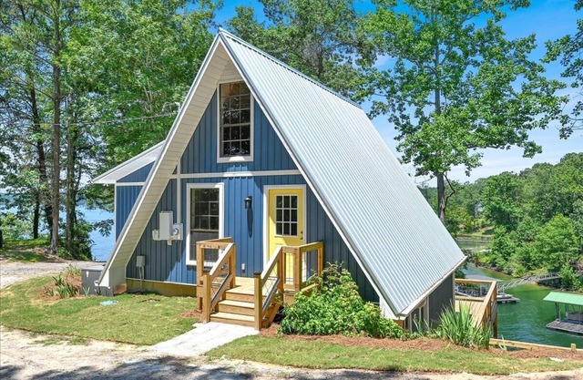 SMITH LAKE CABIN