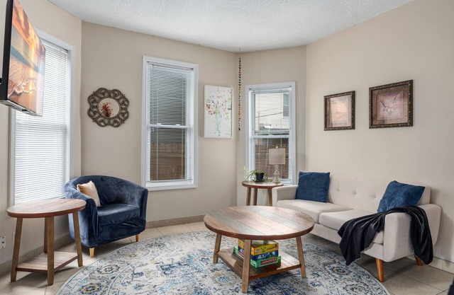Snapdragon Apt - Charming Two Bedroom in Corcoran Neighborhood