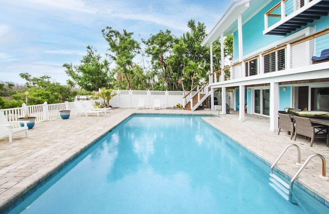 Snook Away - Six bedroom bay front home nicely updated