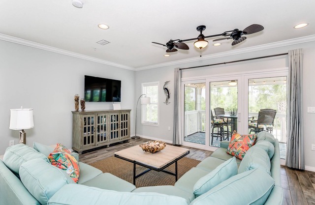 Snow Birds Welcome! | Screened Balcony | 18-Hole Golf | Private Beach Club | Pools