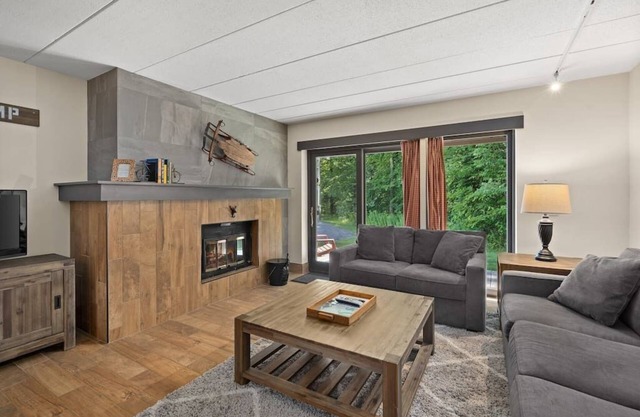 Snow Tree Lodge @ Base of Mount Snow w/Fireplace!