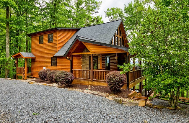 Snowbird-Friendly Lodge w/Scenic Deck, Game Room, Hot Tub, High-Speed WiFi