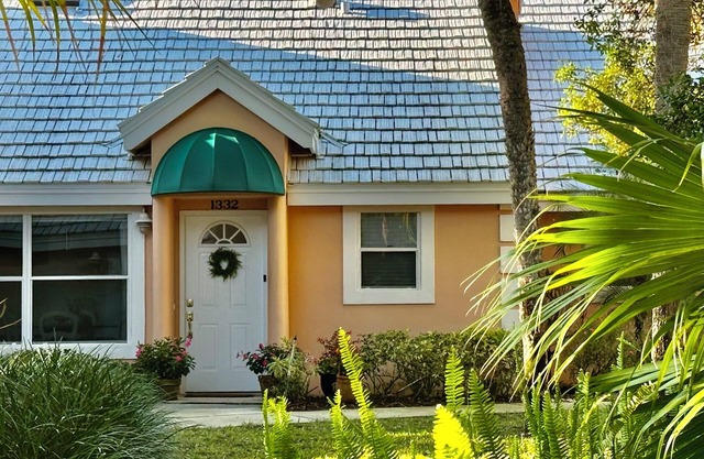 Snowbirds: Vero Beach Charming “Cottage Condo”. Close to beach. nFree Cleaning!