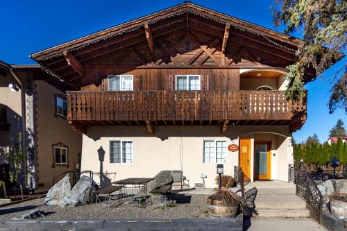 Snowcreek Suite - Cedar - ADA- Hot Tub - Kitchenette