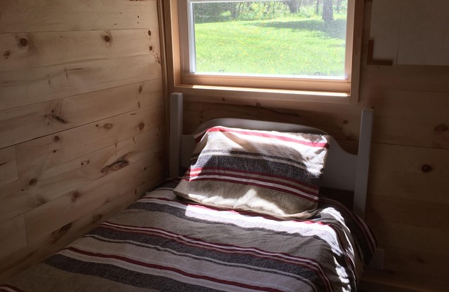Snuggle Inn - Rustic Waterfront 3 Bedroom Cabin