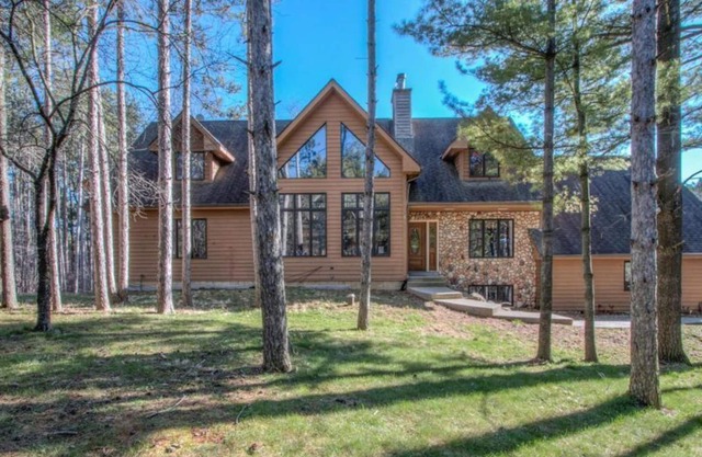 So spacious and cozy! Near lake with a private backyard with pool