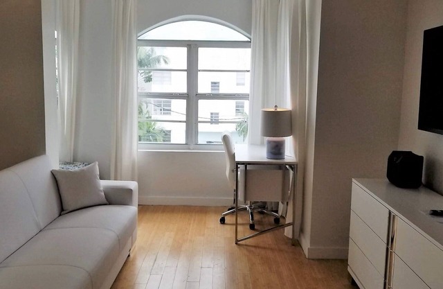 SOBE CORNER ONE BEDROOM APARTMENT-EXCELLENT LOCATION